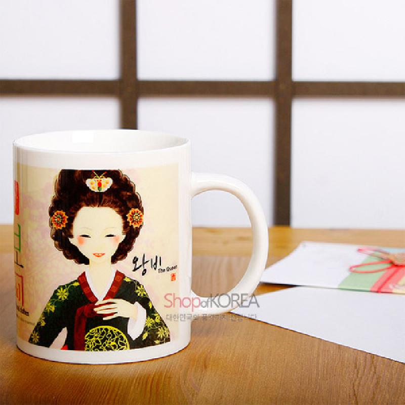 왕비의 전통 혼례복과 머리장식을 일러스트로 표현한 화려한 색감의 세라믹 머그컵.