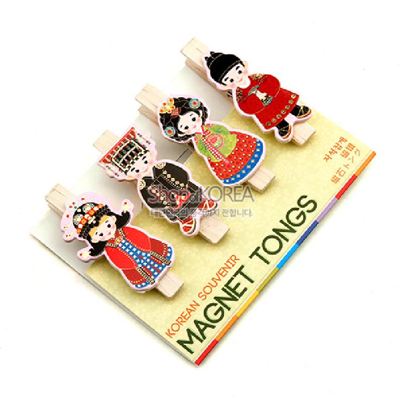 전통 혼례 복식의 왕과 왕비를 형상화한 나무 집게 메모 자석, 붉은색·초록색 중심의 다채로운 색채와 세밀한 문양 표현이 특징인 실용 소품.
