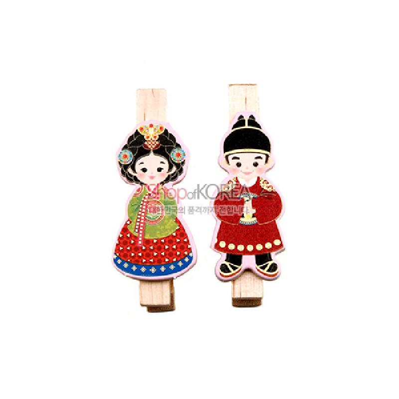 전통 혼례 복식의 왕과 왕비 캐릭터가 그려진 원목 집게, 붉은색·녹색 중심의 화려한 색채와 단순화된 문양이 특징인 메모 자석집게.