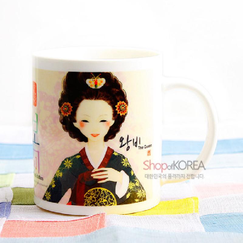 한복과 족두리를 한 왕비 일러스트, 연한 파스텔 배경색과 전통 문양이 인쇄된 세라믹 머그컵.