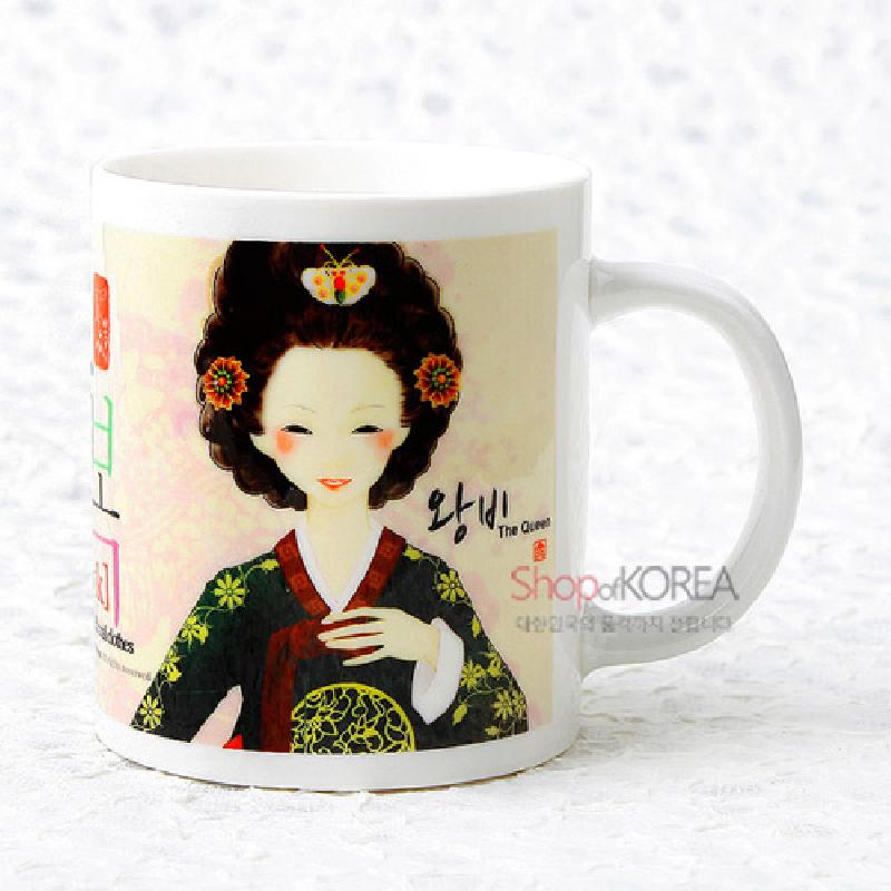 왕비 복식을 입은 인물 일러스트와 꽃 장식 문양이 인쇄된 세라믹 소재 머그컵.