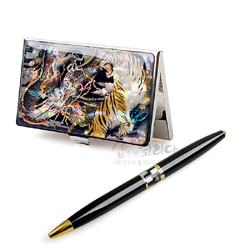 자개 상감 기법으로 용과 호랑이 문양을 표현한 금속 명함케이스와 흑색 몸통·금색 장식의 볼펜 세트.