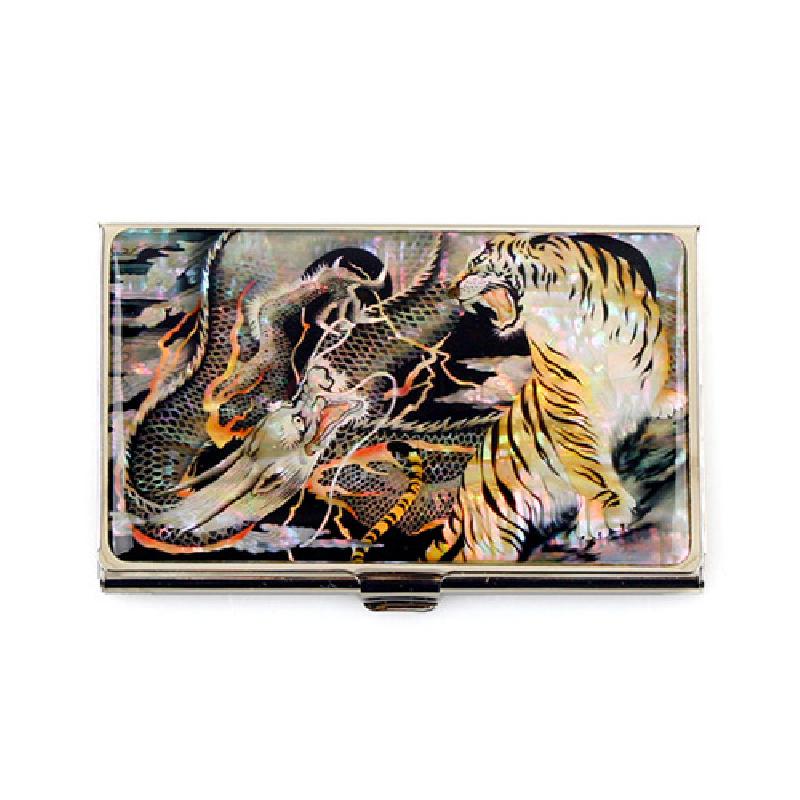 자개 상감 기법으로 용과 호랑이 문양을 섬세하게 표현한 금속 명함케이스.