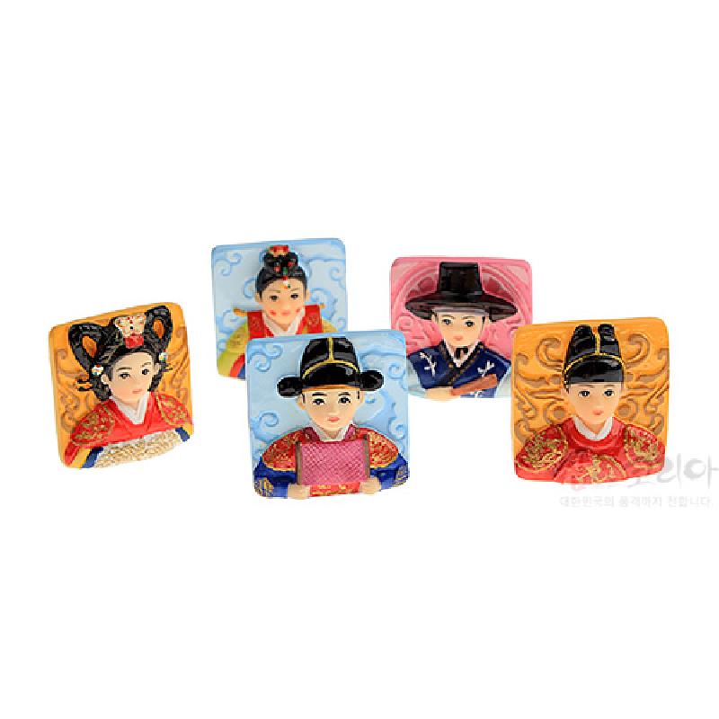 형형색색 한복 차림의 인물을 양각으로 표현한 사각 자석 장식, 화려한 문양 배경이 돋보이는 민속 인형 자석세트.