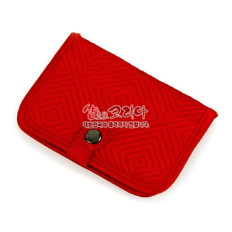 붉은 색 천 재질에 전통 누비 기법으로 사각 격자 문양을 넣고 금속 스냅 단추 여밈이 있는 카드 지갑.