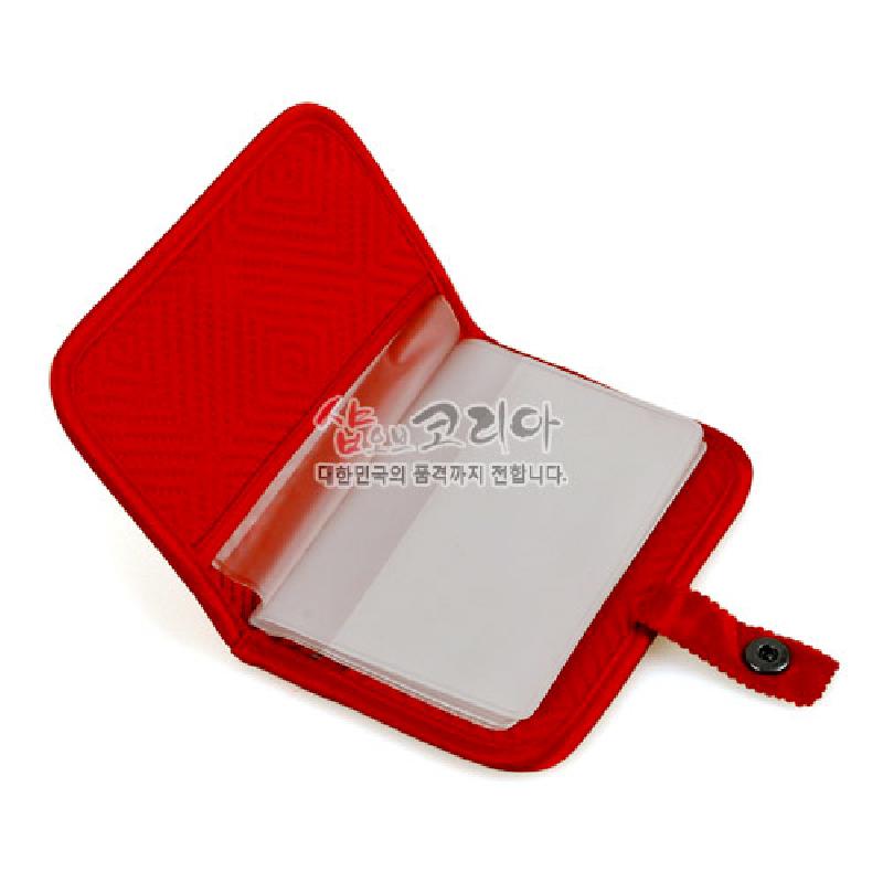 적색 패브릭 소재에 전통 누비 기법과 기하학 무늬가 더해진 카드 수납용 지갑.