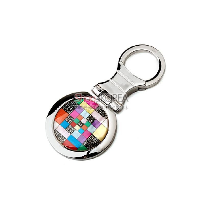 은색 금속 테두리에 다채로운 색상의 조각보 패턴과 흑색 바탕 은백색 훈민정음 문양이 상감된 원형 자개 열쇠고리.