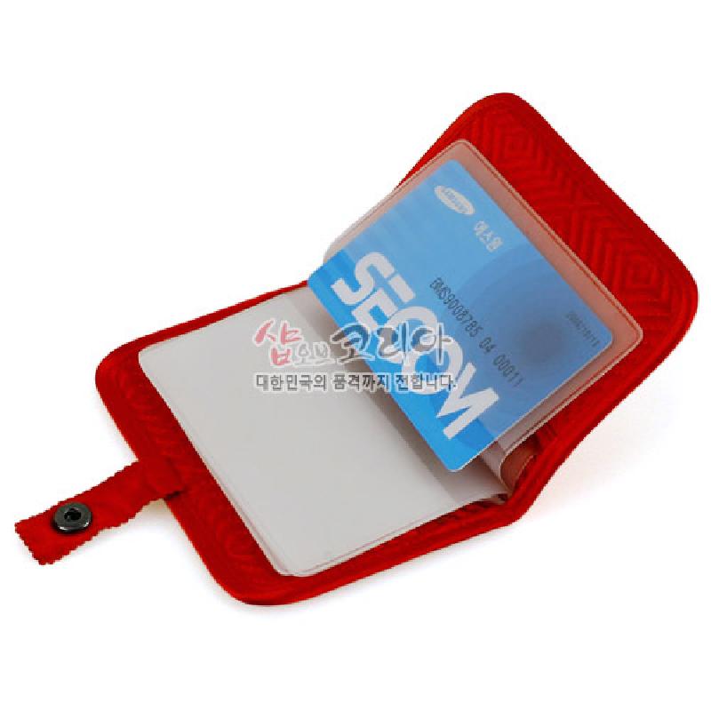 붉은색 누비 원단으로 제작된 카드지갑, 기하학 누빔 문양과 투명 카드 수납 포켓이 특징인 제품.