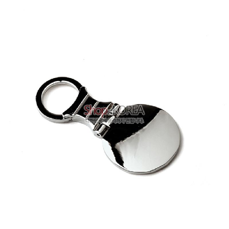 금속 재질의 원형 펜던트와 링으로 구성된 실버 톤 열쇠고리 장식.