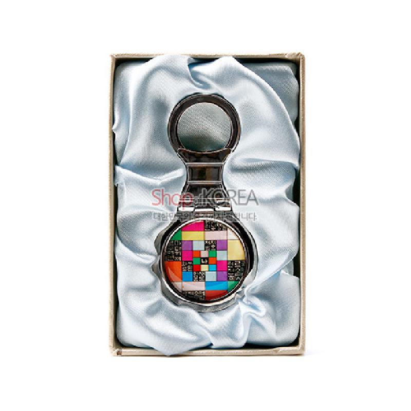 금속 재질에 자개를 상감한 원형 열쇠고리, 조각보 스타일의 다채로운 색상과 훈민정음 문자 문양 장식.