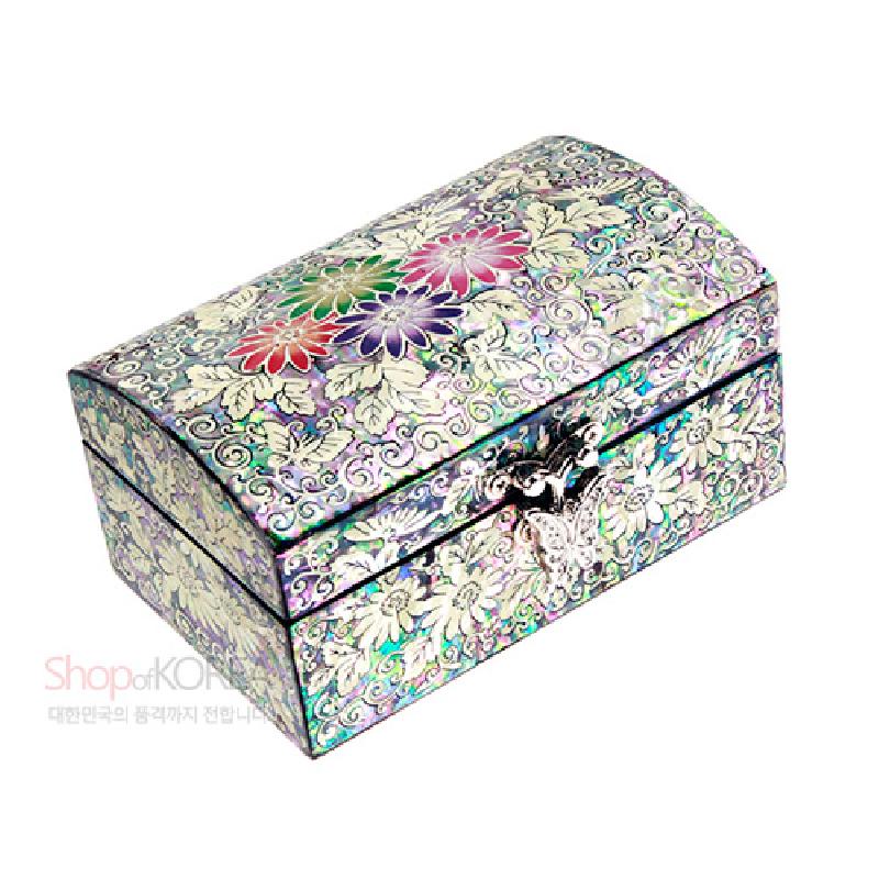 자개 상감 기법으로 촘촘한 국화와 잎사귀 문양을 올린 곡선형 옻칠 보석함, 오색의 영롱한 광택과 금속 나비모양 장식 잠금쇠가 돋보이는 디자인. 자개 상감 기법으로 촘촘한 국화와 잎사귀 문양을 올린 곡선형 옻칠 보석함, 오색의 영롱한 광택과 금속 나비모양 장식 잠금쇠가 돋보이는 디자인.