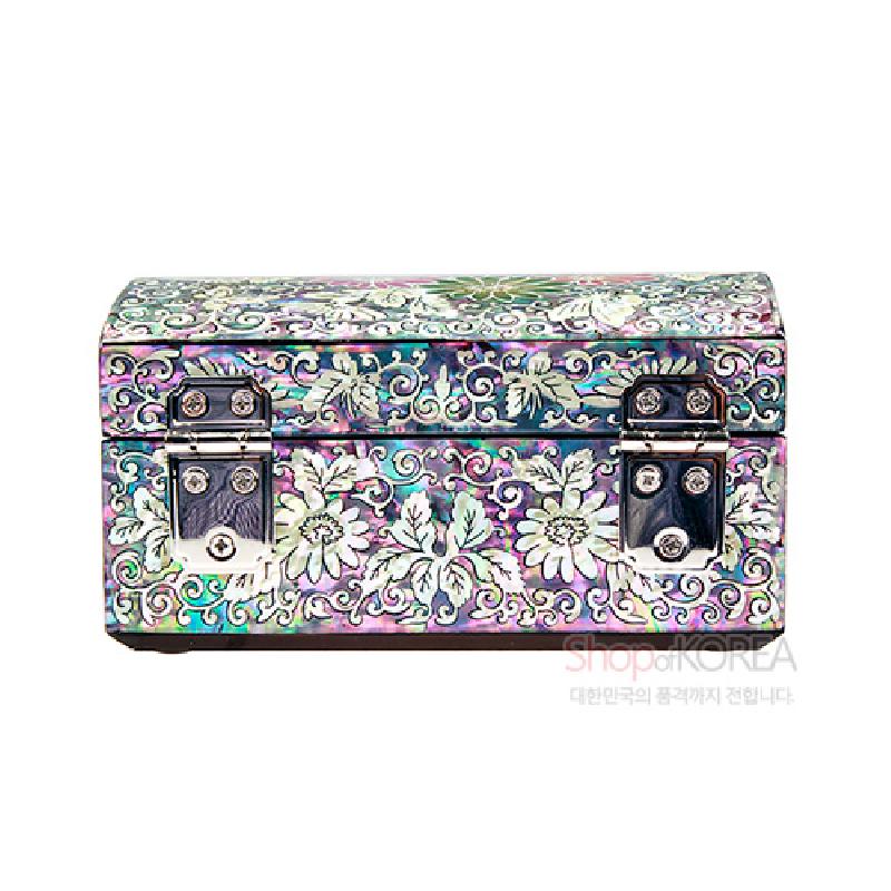 자개 상감 기법으로 국화와 덩굴문을 정교하게 장식한 옻칠 보석함, 오색 자개 빛과 금속 장식이 돋보이는 디자인. 자개 상감 기법으로 국화와 덩굴문을 정교하게 장식한 옻칠 보석함, 오색 자개 빛과 금속 장식이 돋보이는 디자인.