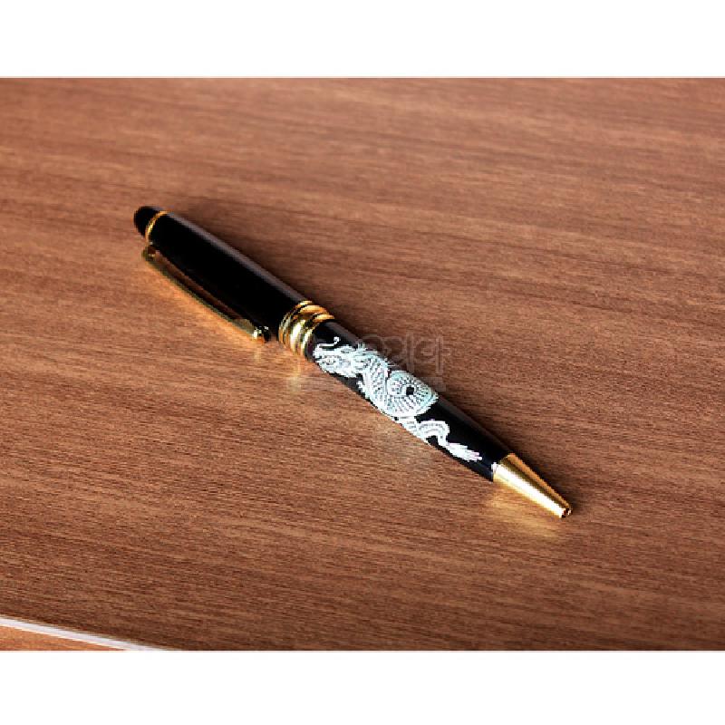 검은 옻칠 바탕에 자개 상감으로 승용룡 문양을 넣고 금속 금장 장식을 더한 볼펜.
