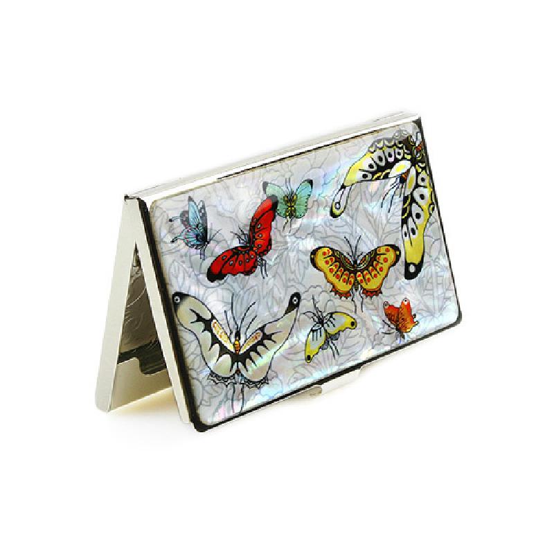 자개 바탕 위에 다채로운 나비 문양을 상감한 금속 테두리 명함집.