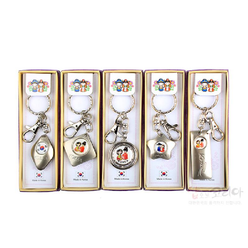 금속 소재에 태극기와 한복 입은 인물 일러스트를 넣은 원형·별형·사각형 펜던트 열쇠고리 5종 세트. 금속 소재에 태극기와 한복 입은 인물 일러스트를 넣은 원형·별형·사각형 펜던트 열쇠고리 5종 세트.