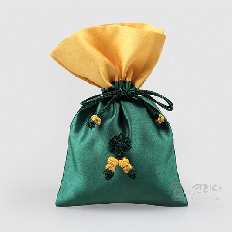 청록색 비단 소재에 노란색 비단 배색을 더하고 전면에 전통 매듭 장식을 수놓은 복주머니형 주머니.