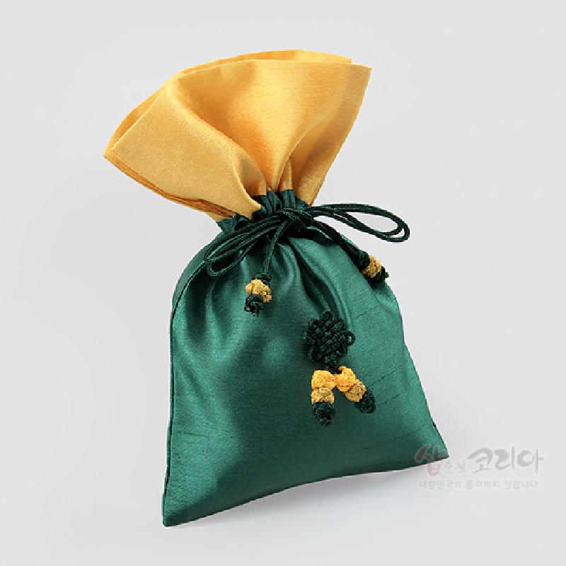 청록색 비단으로 제작된 복주머니형 주머니, 노란색 배색 상단과 전통 매듭 장식이 특징인 구성.
