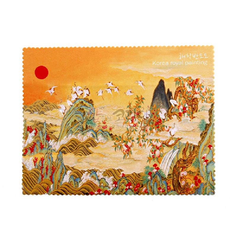 해학반도도 궁중 회화를 인쇄한 극세사 안경닦이로, 산수와 학·파도 문양, 황금·적색·청록색의 대비가 특징인 제품.