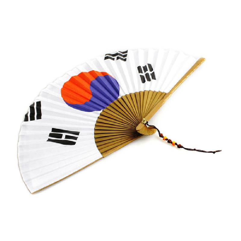 대나무살과 흰 종이로 제작된 접이식 부채, 태극 문양과 사괘 인쇄, 끝 장식 매듭끈과 구슬 장식.