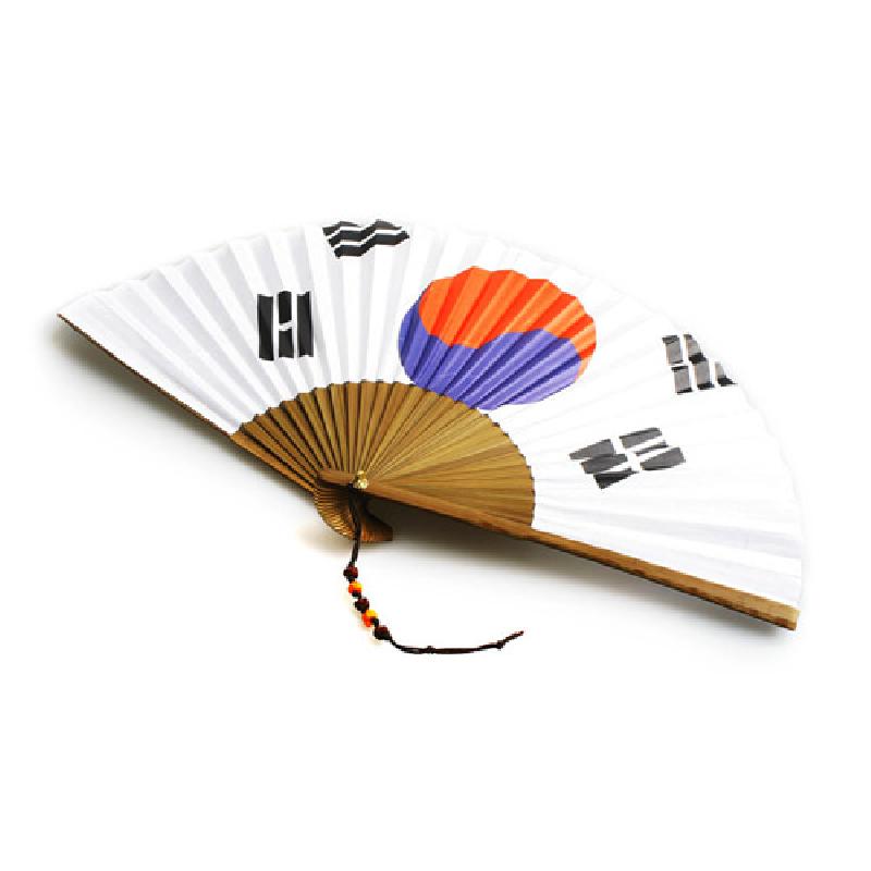 대나무살과 흰 한지 위에 태극 문양과 사괘를 인쇄한 전통 접선, 색실 매듭 장식 부착 부채.