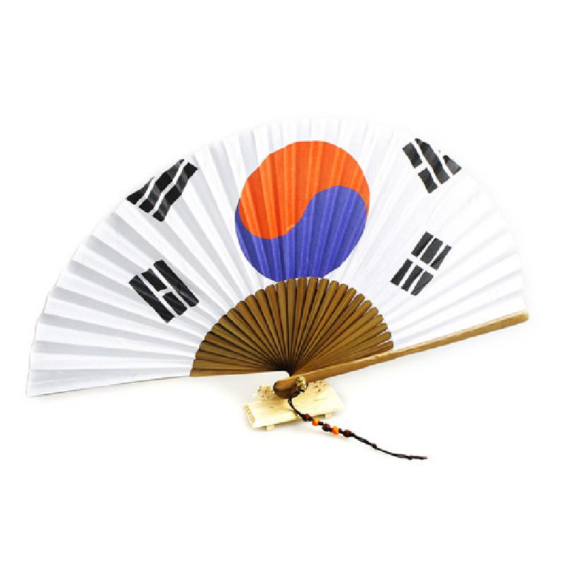 종이 재질의 부채에 태극 문양과 사괘가 인쇄된 디자인, 대나무살과 매듭 장식이 더해진 전통 오죽선.