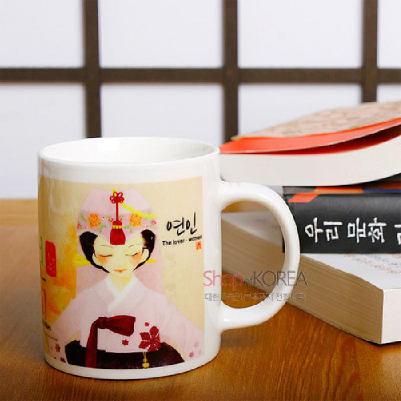 한복을 입은 여성 일러스트와 분홍·노랑 색조, 꽃 장식과 한글 문양이 인쇄된 도자기 머그컵.