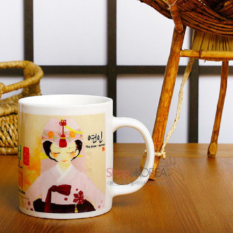 전통 한복을 입은 여성 일러스트와 연인 문구가 파스텔 톤으로 인쇄된 세라믹 머그컵.