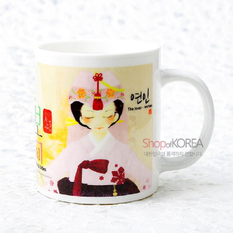 한복을 입은 여성 캐릭터와 화관 장식을 일러스트로 표현한 파스텔 색조 세라믹 머그컵 디자인.