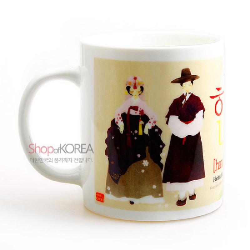 한복을 입은 연인 일러스트가 인쇄된 도자기 소재의 머그컵, 파스텔 톤 배경과 전통 의상 문양이 특징인 디자인.