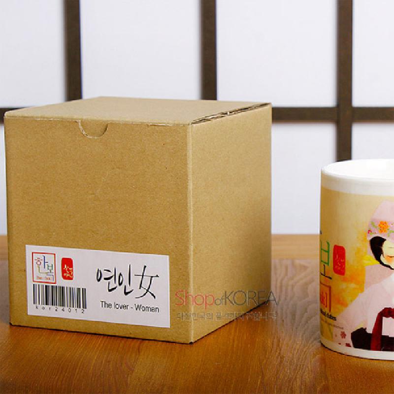 전통 한복을 입은 여성 일러스트와 한글·한자 서체가 인쇄된 도자기 머그컵.