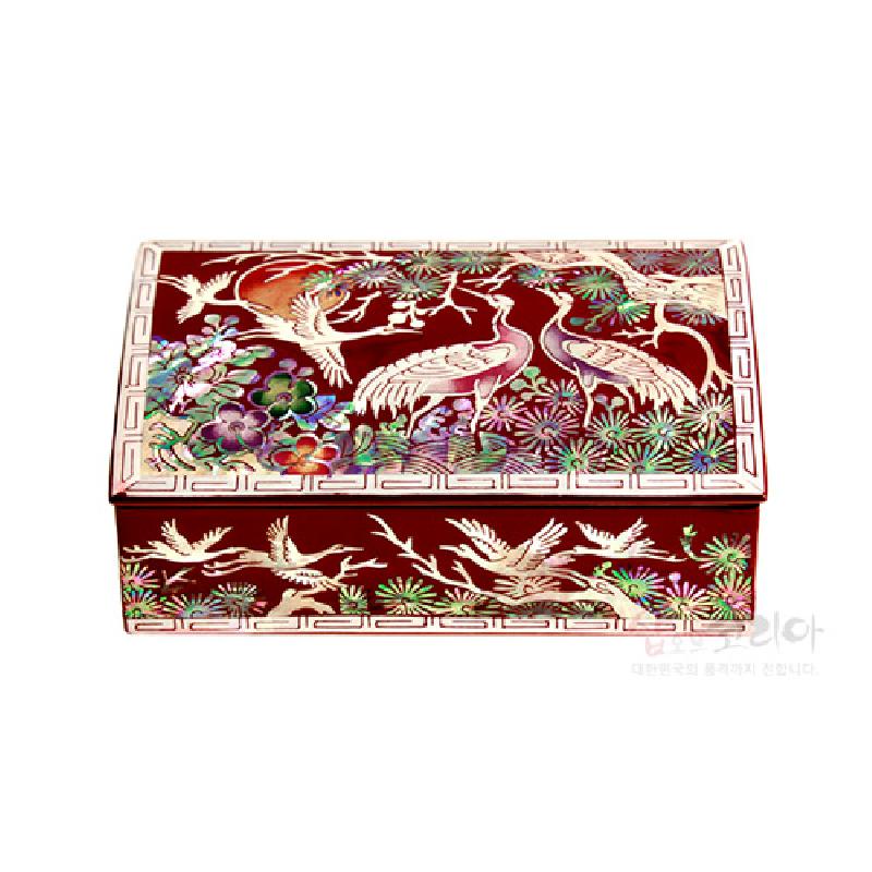 붉은 옻칠 바탕 위 자개 상감으로 송학과 꽃, 구름 문양을 정교하게 표현한 직사각형 명함함.