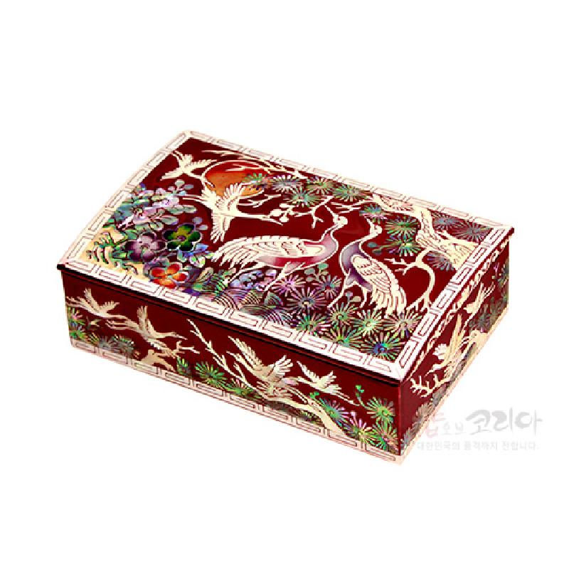 적색 옻칠 바탕 위에 자개 상감 기법으로 송학과 소나무, 꽃문양을 정교하게 배치한 직사각형 명함함.