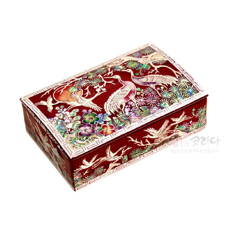 적색 옻칠 바탕 위에 자개 상감 기법으로 송학과 꽃문양을 정교하게 장식한 직사각형 명함함.