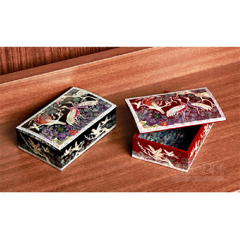 적색 옻칠 위 자개 상감으로 송학과 구름, 꽃 문양을 정교하게 표현한 직사각형 명함함.