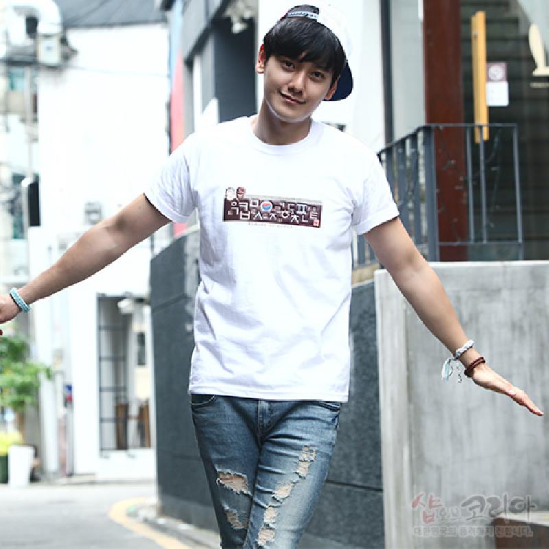 화이트 면 소재에 한글 문자와 하회탈 일러스트가 입체발포 기법으로 인쇄된 반팔 티셔츠. 화이트 면 소재에 한글 문자와 하회탈 일러스트가 입체발포 기법으로 인쇄된 반팔 티셔츠.