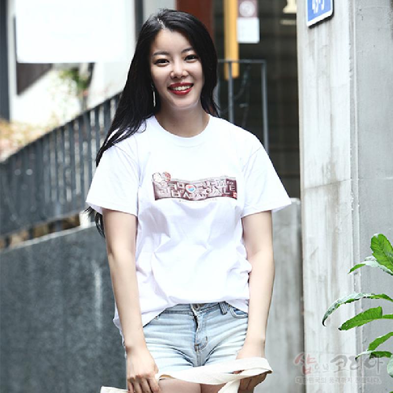 화이트 면 소재에 한글 레터링과 하회탈 일러스트를 입체발포 기법으로 표현한 반팔 티셔츠. 화이트 면 소재에 한글 레터링과 하회탈 일러스트를 입체발포 기법으로 표현한 반팔 티셔츠.