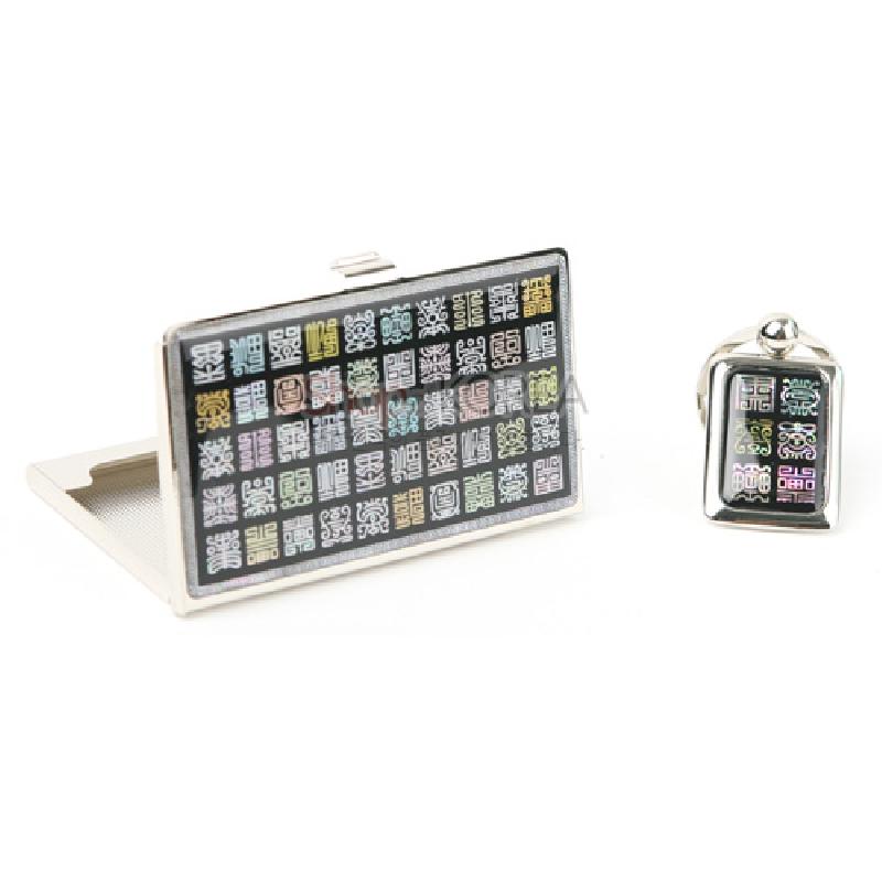 금속 테두리에 자개 상감 기법을 적용하고, 칠보색 사각 전서문을 배열한 흑색 바탕의 명함집과 열쇠고리 세트. 금속 테두리에 자개 상감 기법을 적용하고, 칠보색 사각 전서문을 배열한 흑색 바탕의 명함집과 열쇠고리 세트.