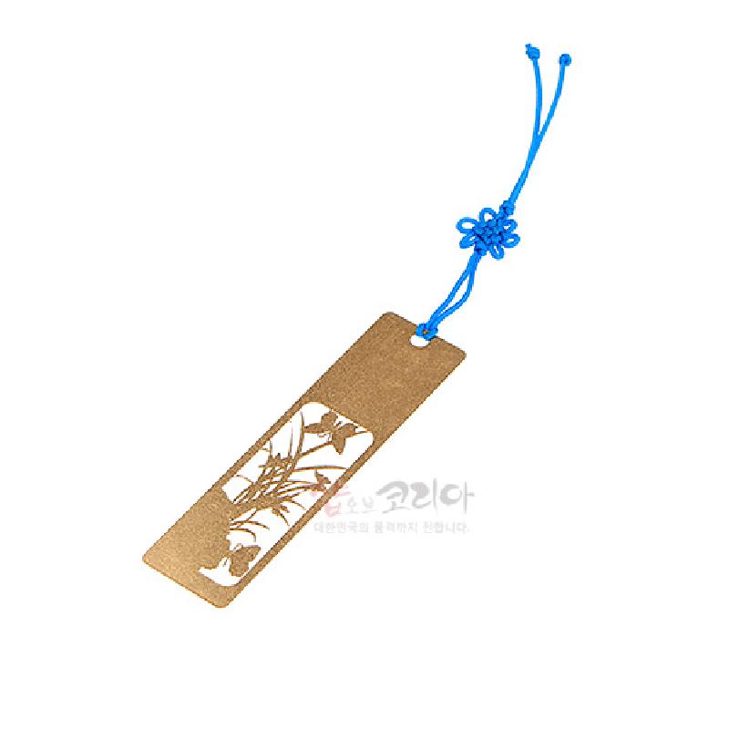 금속 재질의 금장 책갈피에 난초 문양을 정교하게 타공한 디자인과 파란색 매듭 끈 장식.