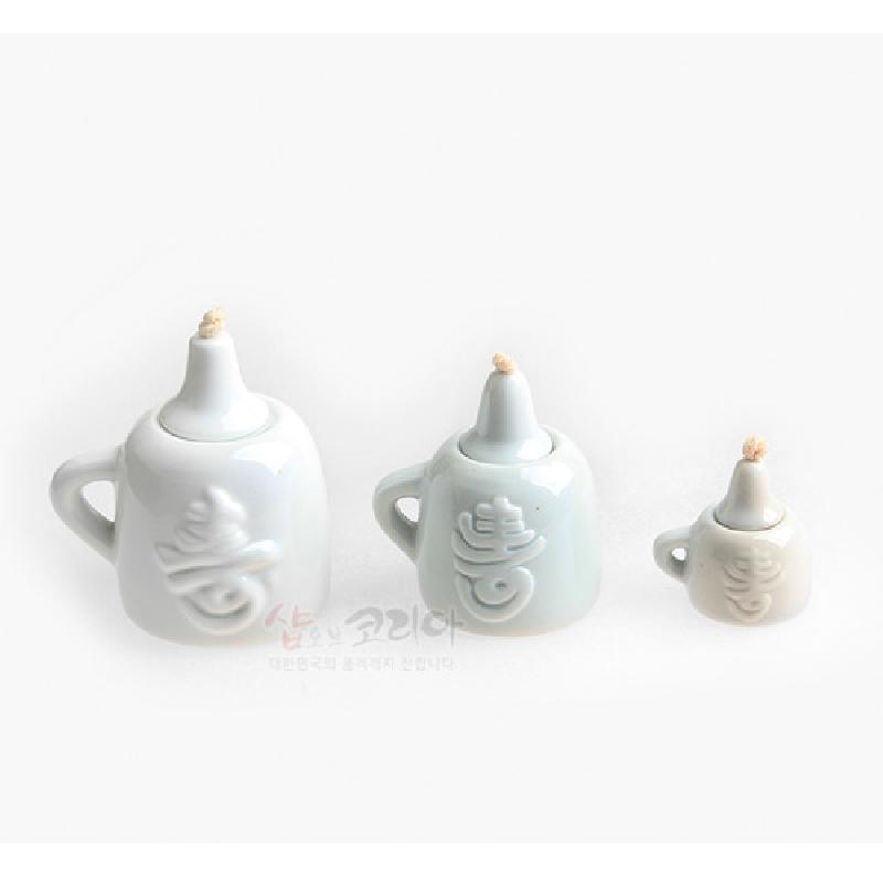백자 재질의 수공예 호롱불 세트, 유백색 유약과 입체적인 한자 길상문 양각 장식이 특징인 삼단 구성 장식 소품.
