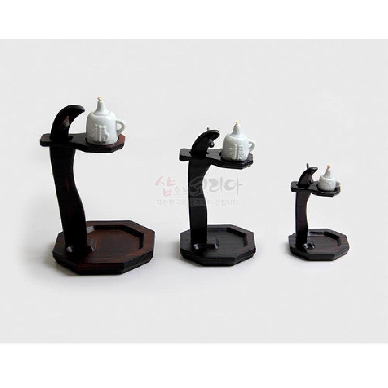 짙은 갈색 목재로 제작된 곡선형 받침대 위에 백자 미니 호롱을 올린 3단계 크기 수공예 호롱불 장식 세트.