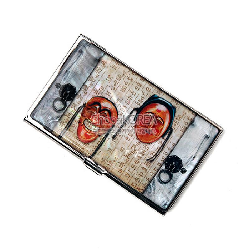 금속 재질 위 자개 장식 배경에 훈민정음 서체와 하회탈 문양을 컬러로 담은 직사각형 명함케이스. 금속 재질 위 자개 장식 배경에 훈민정음 서체와 하회탈 문양을 컬러로 담은 직사각형 명함케이스.