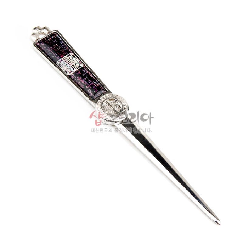 금속 재질에 자개 상감된 손잡이와 시조문 서체 문양, 은색과 보라색 대비가 돋보이는 편지칼.