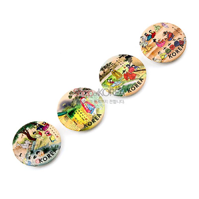 원형 금속 재질 위에 다채로운 색감의 신윤복 풍속화와 ‘KOREA’ 레터링이 인쇄된 메모 홀더 4종 세트.