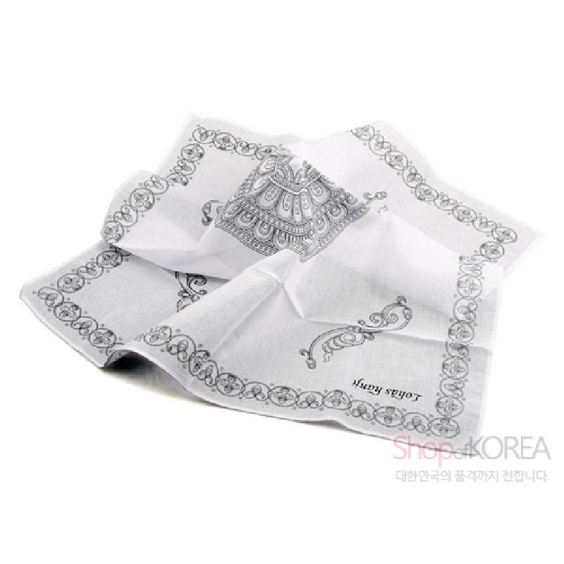 흰색 한지 재질에 전통 장신구 형태의 흑백 문양과 가장자리 연속문을 인쇄한 손수건.
