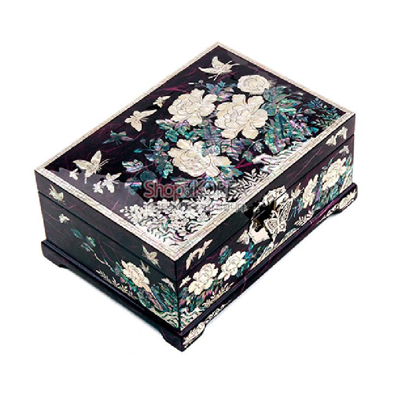 흑색 옻칠 바탕에 자개 상감 기법으로 목단과 나비 문양을 섬세하게 장식한 직사각형 보석함.