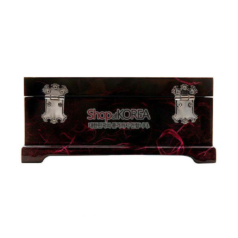 짙은 적갈색 옻칠 바탕에 붉은 마블 무늬와 금속 장석이 조화된 사각형 보석함.