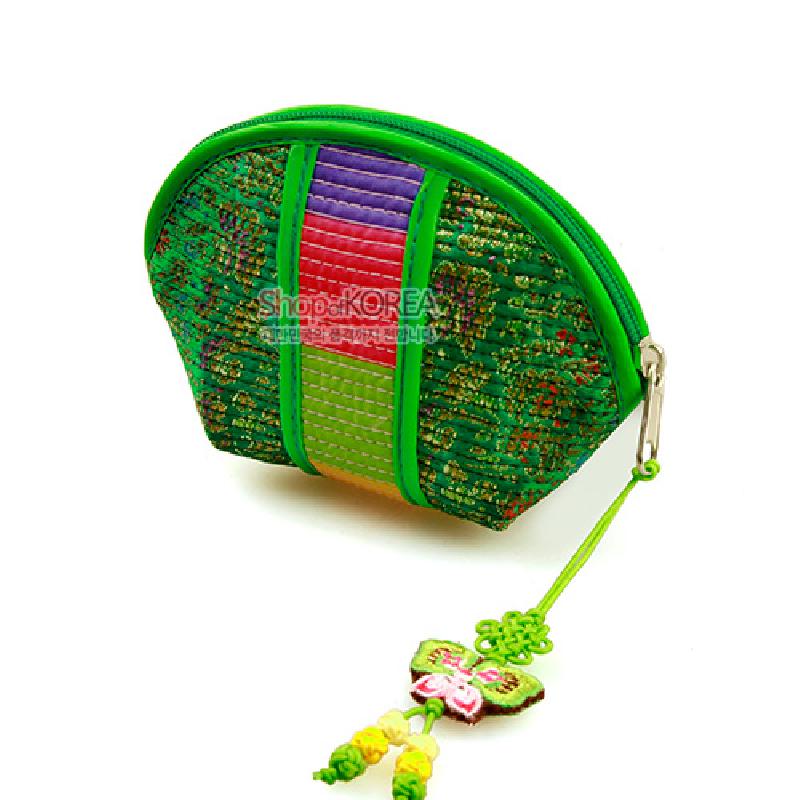 녹색 바탕 누비 비단에 금사 꽃무늬와 색동띠가 더해진 반원형 동전지갑, 나비 모양 매듭고리 장식.