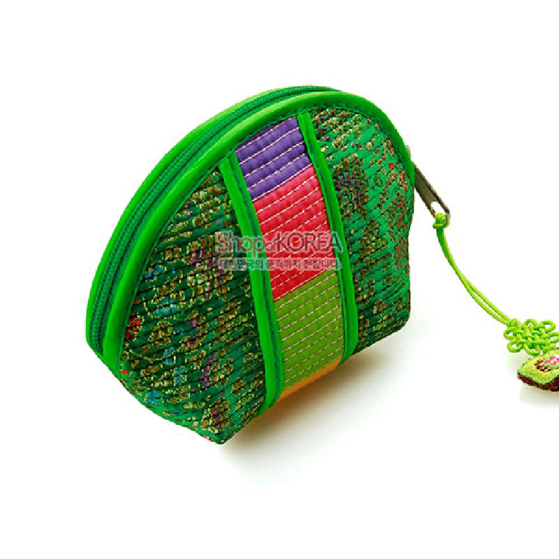 녹색 비단 누비 바탕에 색동 누비 띠를 더한 반원형 동전지갑, 매듭 장식 지퍼고리가 특징인 제품.
