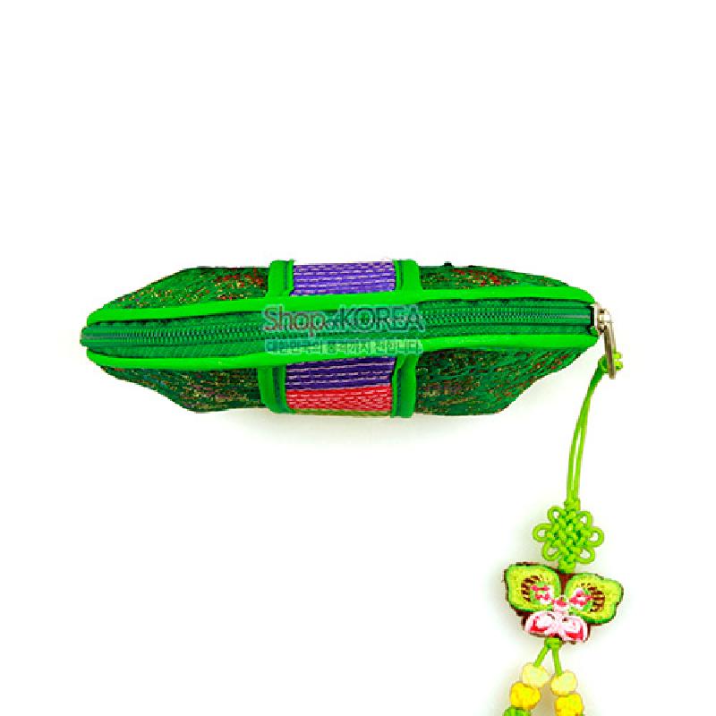 녹색 누비 천에 색동띠 장식이 더해진 지퍼 동전지갑과 나비 매듭 노리개 장식.