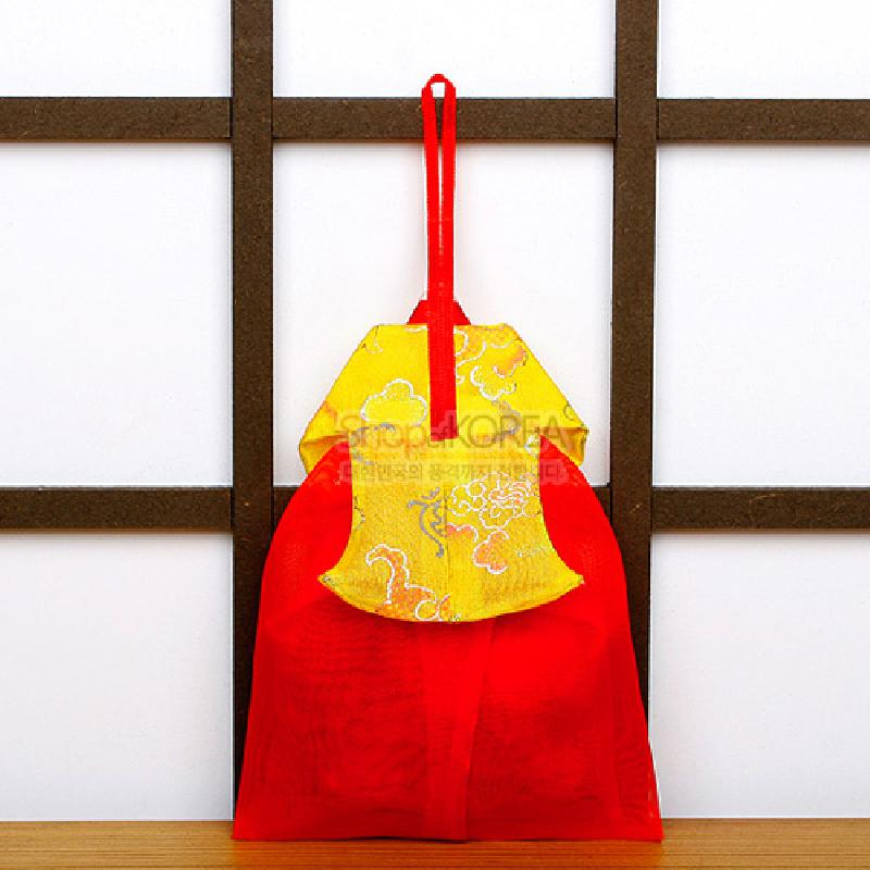 노란 당의와 붉은 치마 형태의 비단 재질, 구름 자수 문양이 돋보이는 전통 벽걸이 향주머니. 노란 당의와 붉은 치마 형태의 비단 재질, 구름 자수 문양이 돋보이는 전통 벽걸이 향주머니.